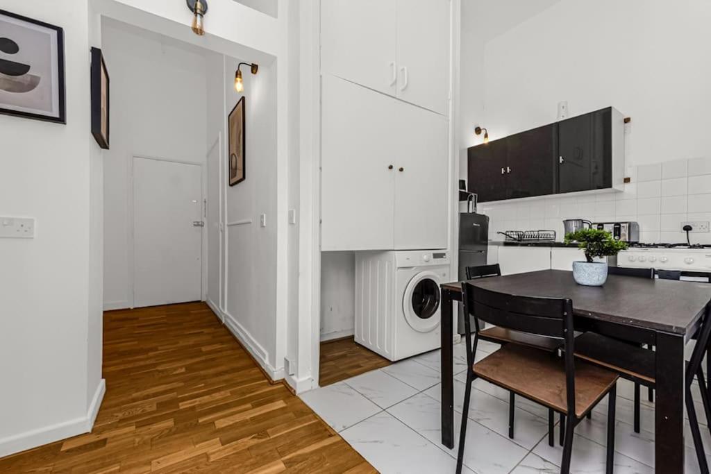 Appartamento Deluxe Flat On Kentish Town Londra Esterno foto